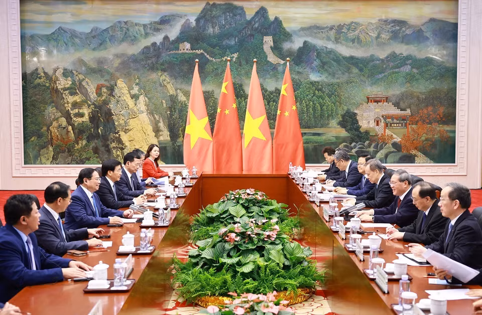 越南政府总理范明政与中国国务院总理李强会谈现场全景。图自越通社