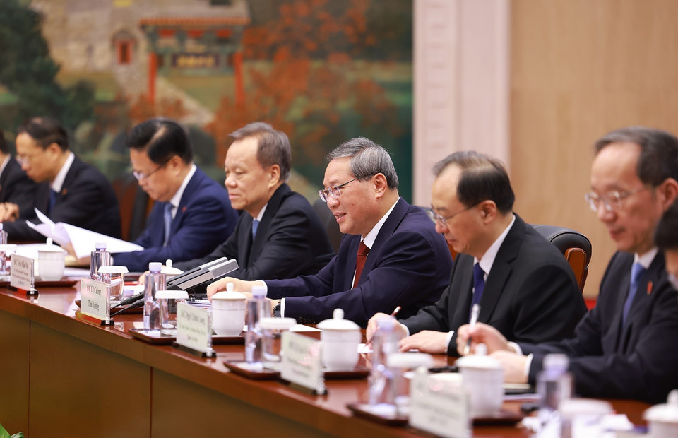 中国国务院总理李强与中方代表团成员出席会谈。图自越通社