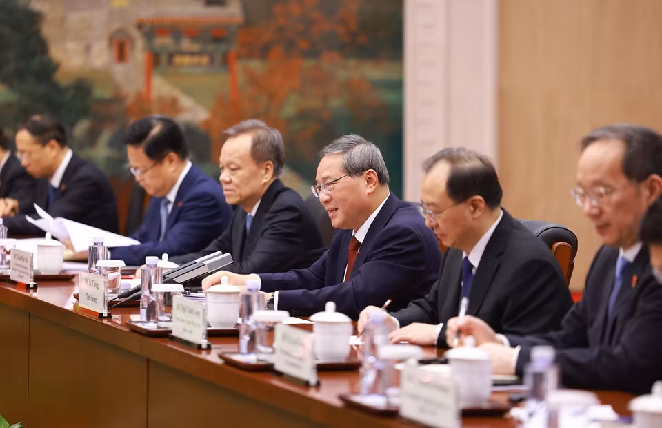 中国国务院总理李强与中方代表团成员出席会谈。图自越通社