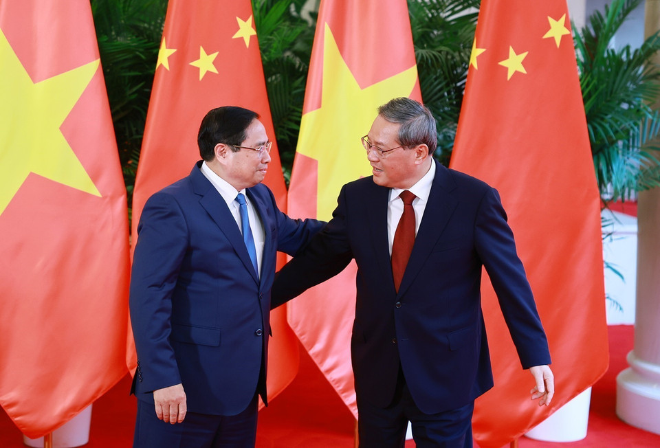 越南政府总理范明政与中国国务院总理李强。图自越通社