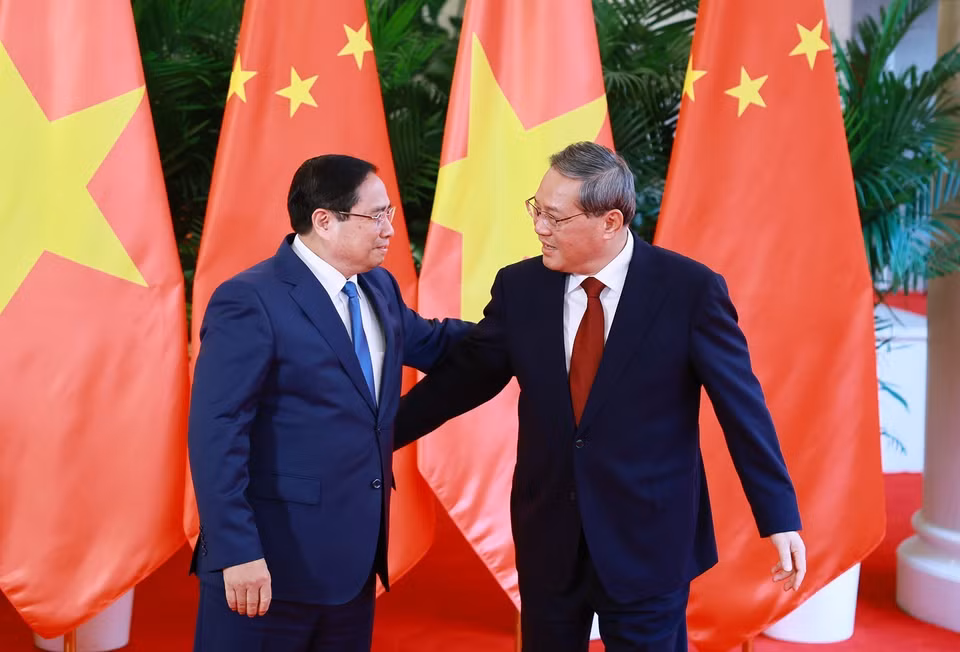 越南政府总理范明政与中国国务院总理李强。图自越通社