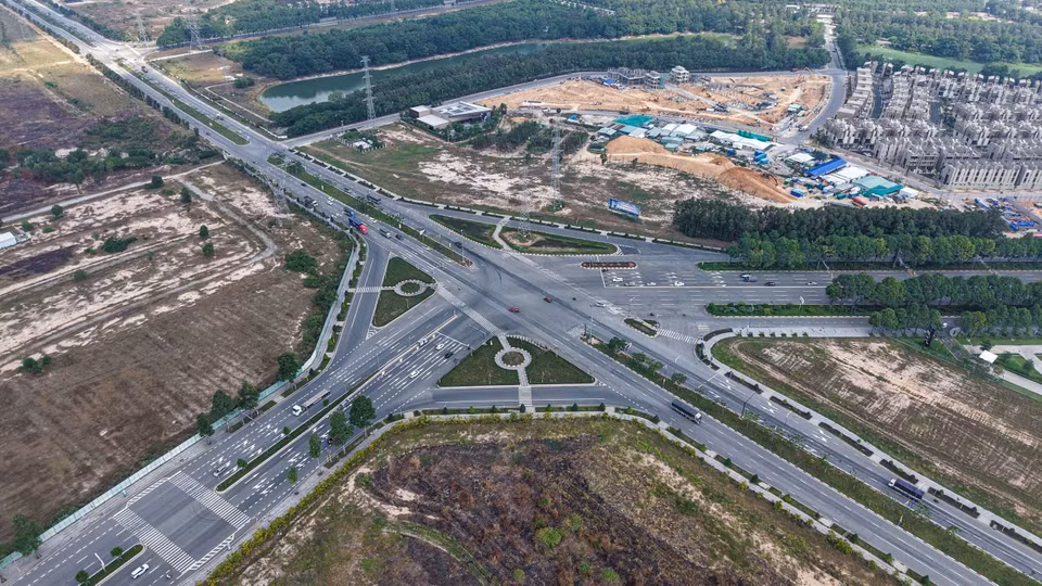 平阳省正在逐步建设多条主干道路，促进贸易，并将工业园区与国际标准接轨。图自越通社