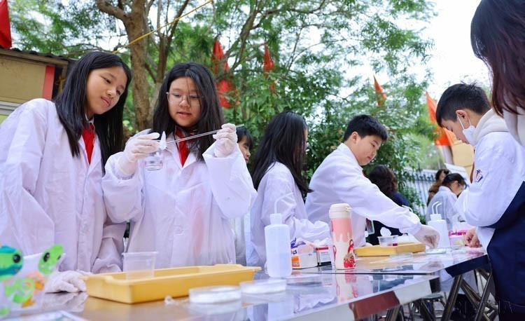 河内征王初中学校学生参加2023-2024学年STEM科技节创意体验活动。图自越通社