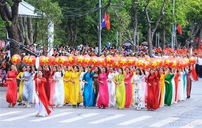 首都公安妇女方阵在庆祝人民公安传统日80周年(1945年8月19日 - 2025年8月19日)阅兵式上庄严列队。图自越通社