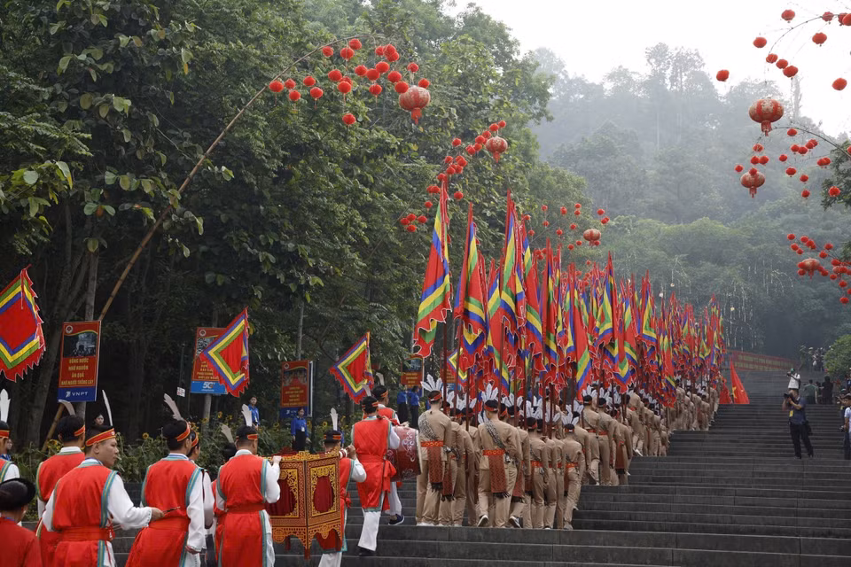 仪仗队启程登上义岭山——历代雄王的供奉祭祀之地。图自越通社