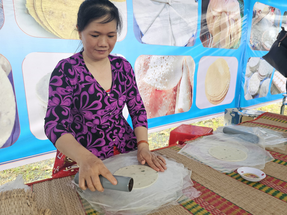 糯米经过捣碎后被擀成一张张薄而圆的面片，用于制作山督米饼。图自越通社
