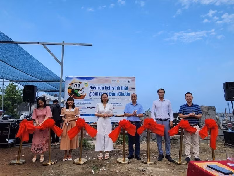 顺化市旅游局与“顺化——越南中部减塑城市”项目于2025年5月28日联合推出富荣县富安乡蜻蜓谭的减塑旅游点。图自越通社