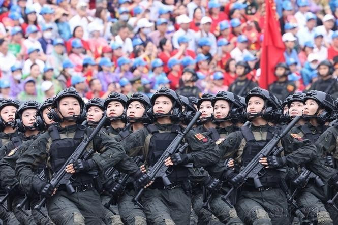 女特警战士参加奠边府大捷70周年(1954年5月7日 - 2024年5月7日)阅兵式。图自越通社