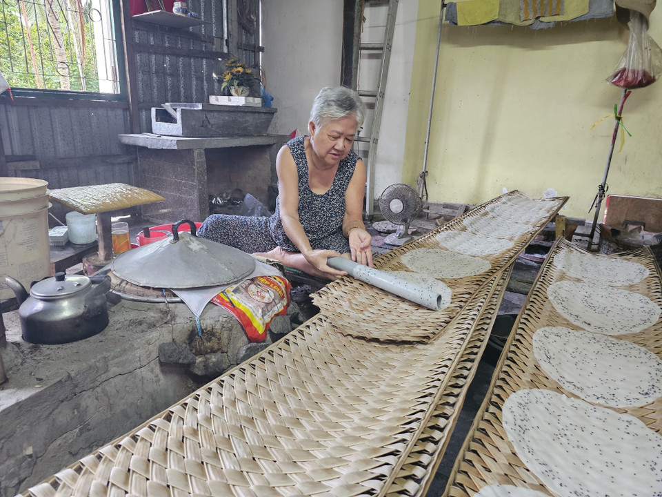 仝蓝县美盛乡义训村一位老奶奶传承前辈的手艺，延续美笼米纸手工艺村的“火种”。图自越通社