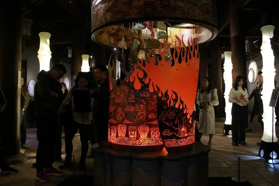 《时间色彩》是一件灯饰作品，采用了亚克力和合成材料，造型如同火焰，寓意着起源和开始。图自Vietnam+