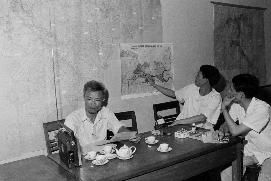 越南通讯社副社长杜凤在西贡地图上跟踪战场形势。图自越通社