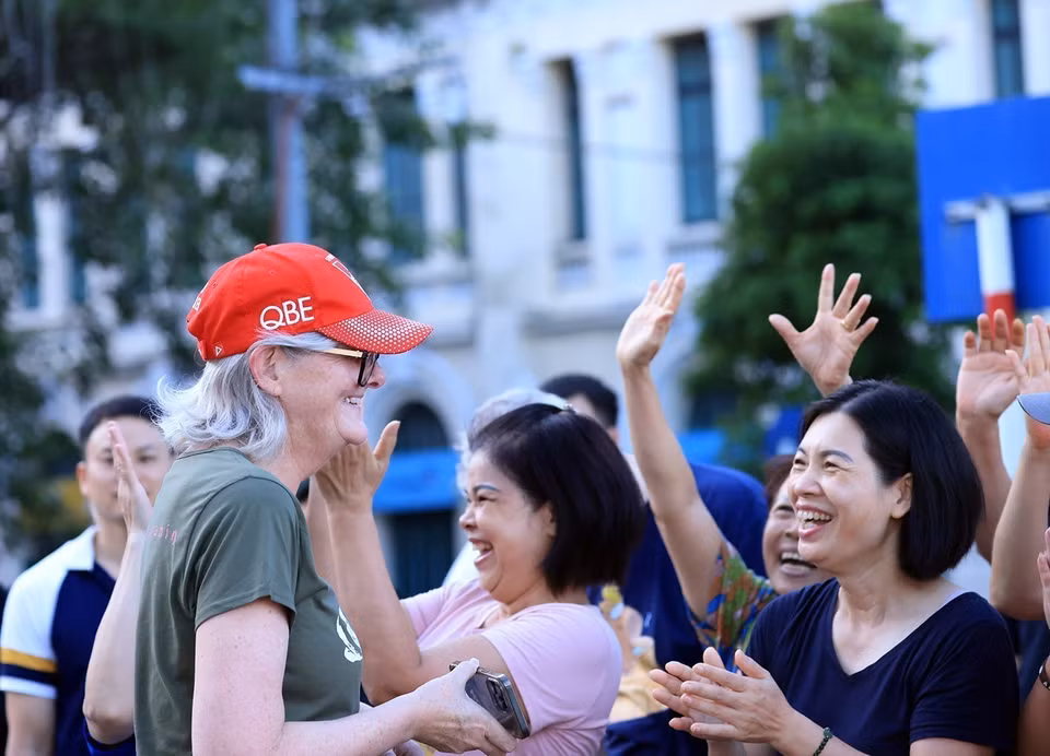 澳大利亚总督萨曼莎·莫斯廷与河内居民交流，体验首都温馨氛围。图自越通社