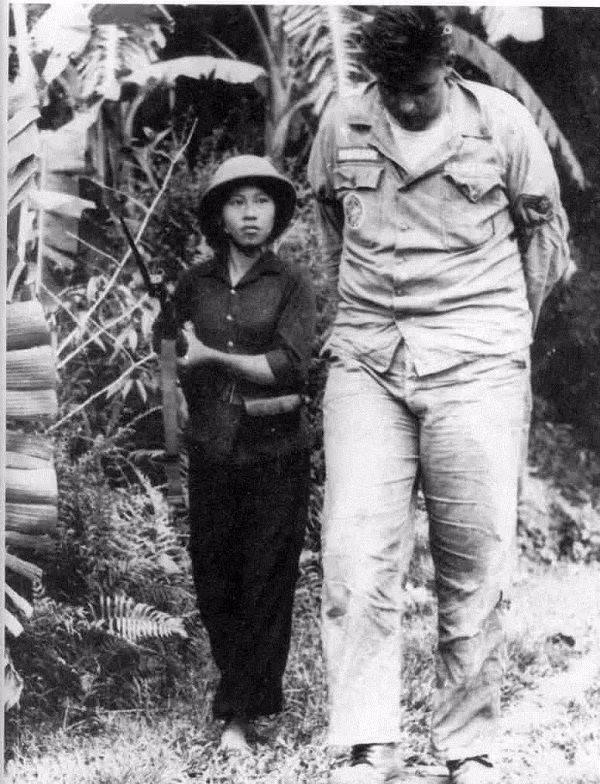 1965年9月20日晚，美国飞行员威廉·安德鲁·罗宾逊驾驶的战斗机在河静省香溪镇被击落。随后，他被越南女民兵阮氏金莱成功俘虏并押送。图自越通社