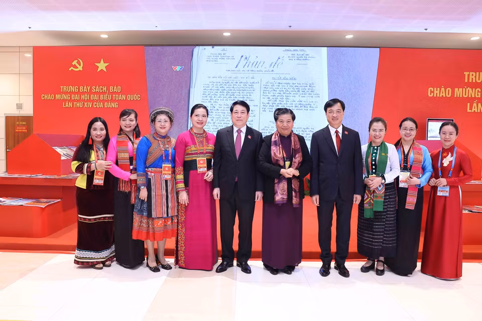 梁强主席同与会代表合影。图自越通社