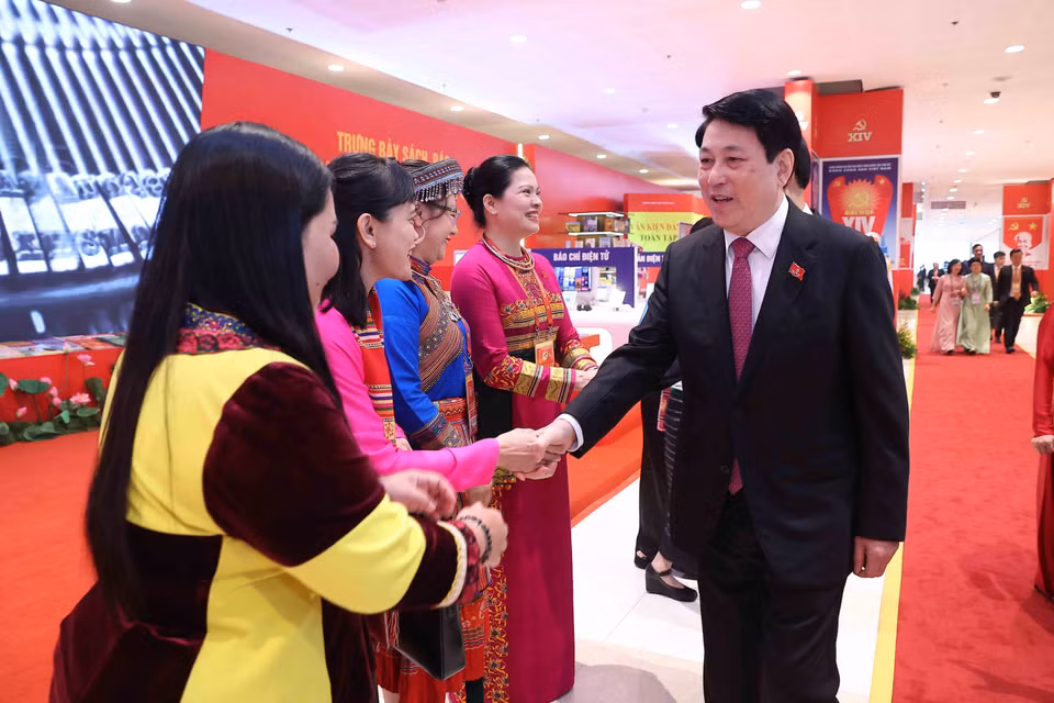 国家主席梁强欢迎女代表出席越共十四大。图自越通社