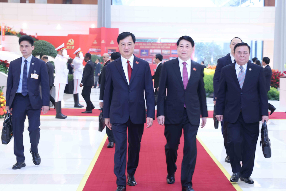 国家主席梁强与河内市委书记阮维玉出席大会开幕式。图自越通社