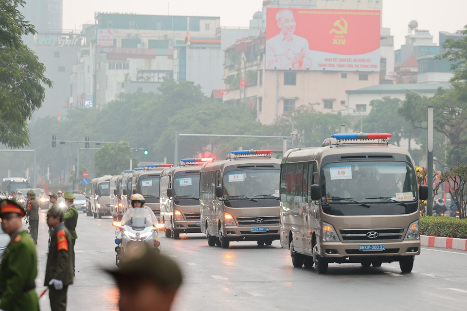 车队护送代表前往国家会议中心。图自越通社
