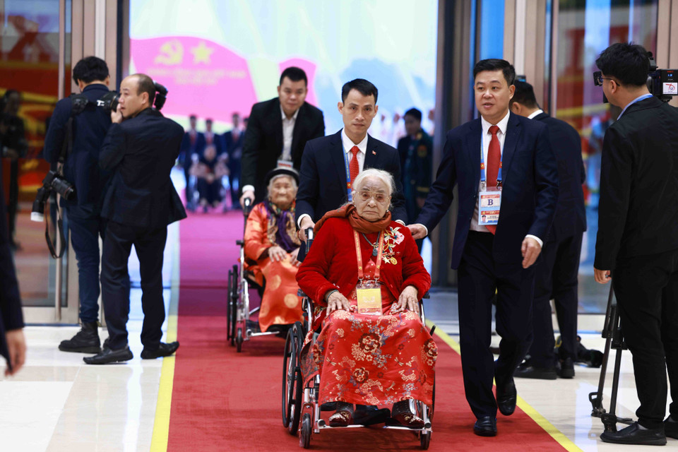 各位越南英雄母亲代表出席越共十四大开幕式。图自越通社