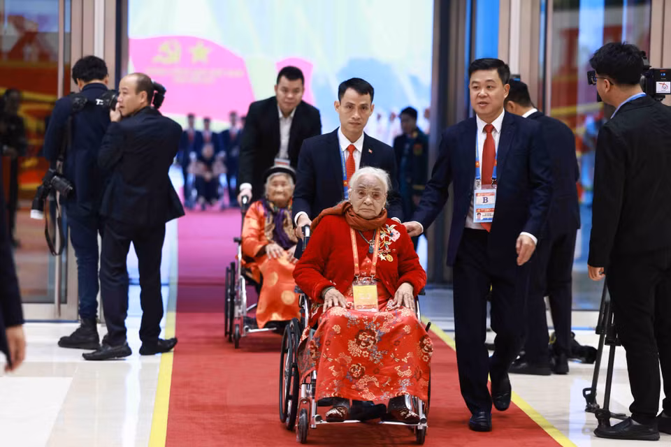 各位越南英雄母亲代表出席越共十四大开幕式。图自越通社