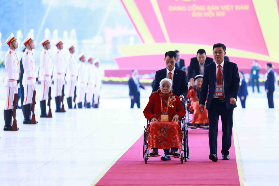 各位越南英雄母亲代表出席越共十四大开幕式。图自越通社