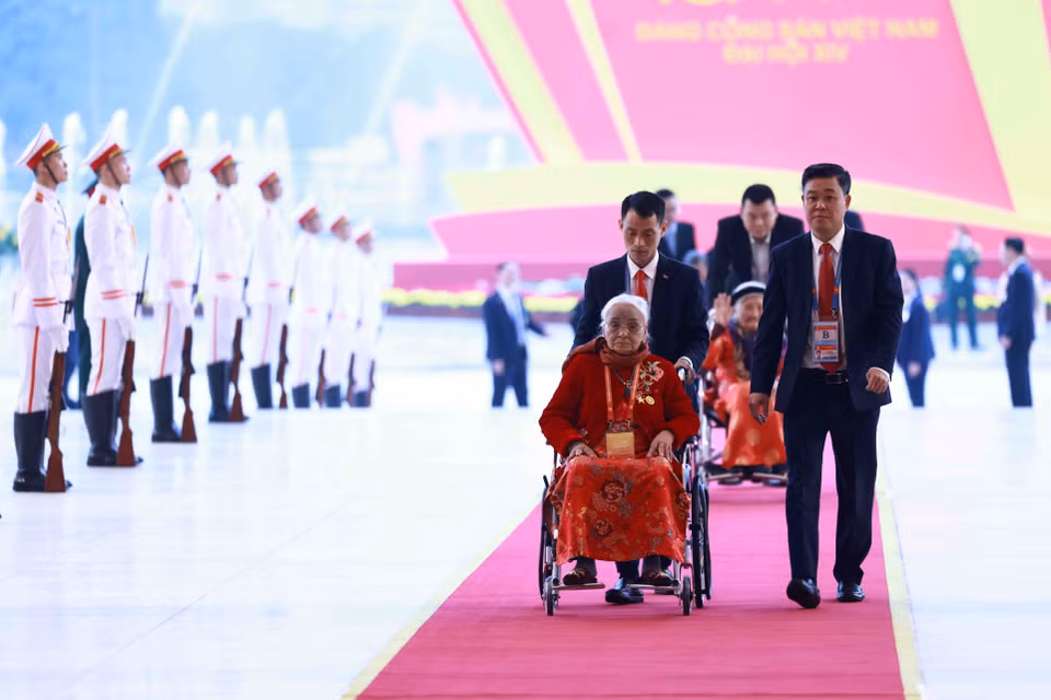 各位越南英雄母亲代表出席越共十四大开幕式。图自越通社