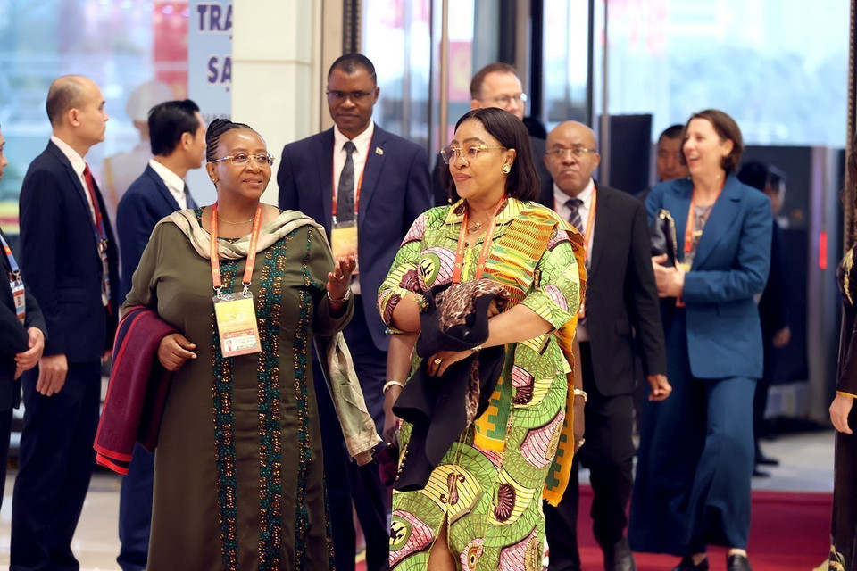 国际代表出席会议。图自越通社