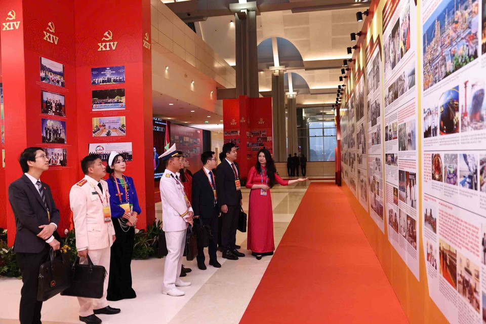 各位代表参观越南通讯社的图片展。图自越通社