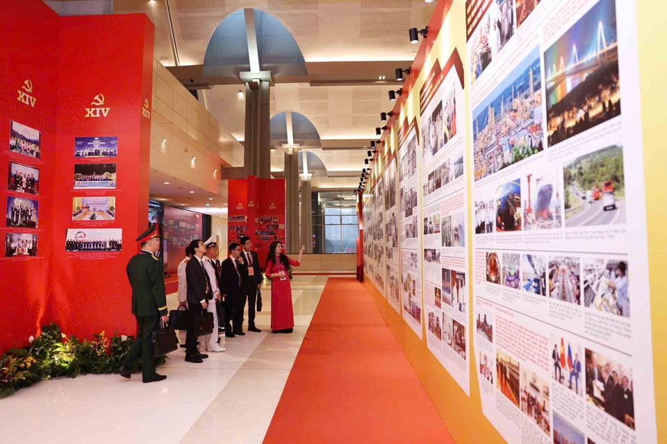 各位代表参观越南通讯社的图片展。图自越通社