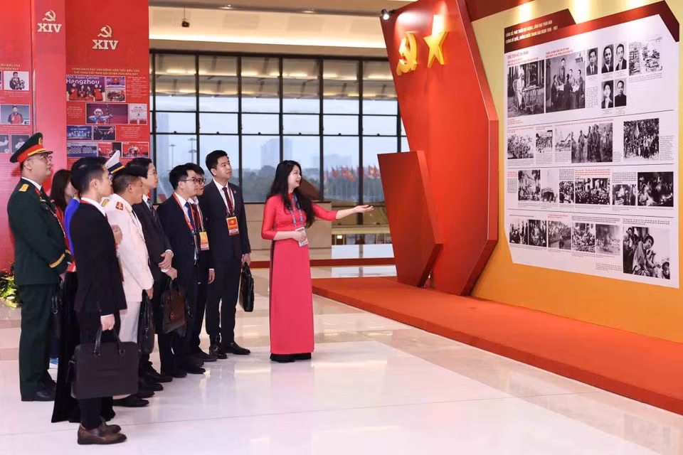各位代表参观越南通讯社的图片展。图自越通社