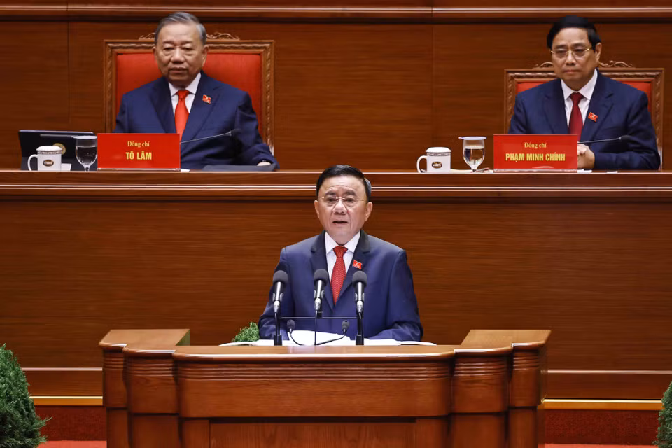 越共中央政治局委员、中央书记处常务书记陈锦绣同志代表主席团宣布会议议程、介绍与会代表与嘉宾。图自越通社