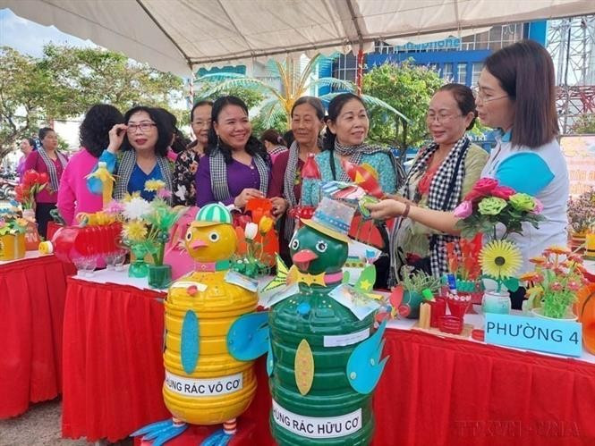 实践证明,凭借才智与热情,越南妇女积极参与社会生活各领域,为国家革新与发展作出贡献。图中:槟椥省妇女巧手将塑料垃圾转化为实用产品。图自越通社