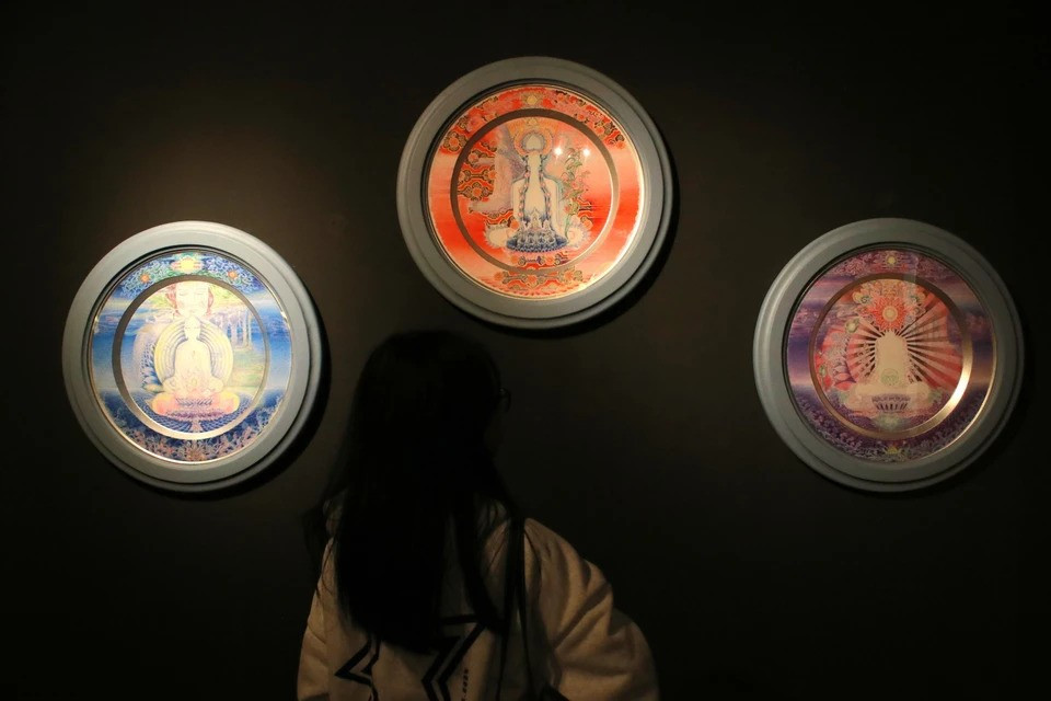 《时间色彩》系列中的三幅作品。该系列共有五幅画作，采用铝盘作为载体，灵感来源于五行哲学中的数字五。图自Vietnam+