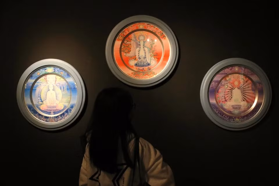 《时间色彩》系列中的三幅作品。该系列共有五幅画作，采用铝盘作为载体，灵感来源于五行哲学中的数字五。图自Vietnam+