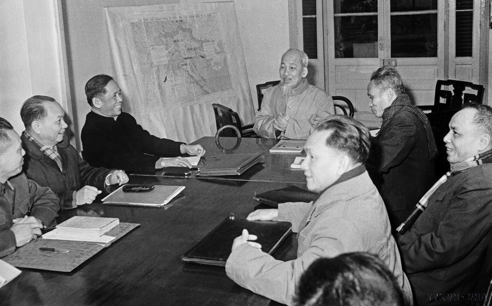 1960年12月在河内,胡志明主席主持越共中央委员会第三次会议,审议1961年国家计划。图自越通社