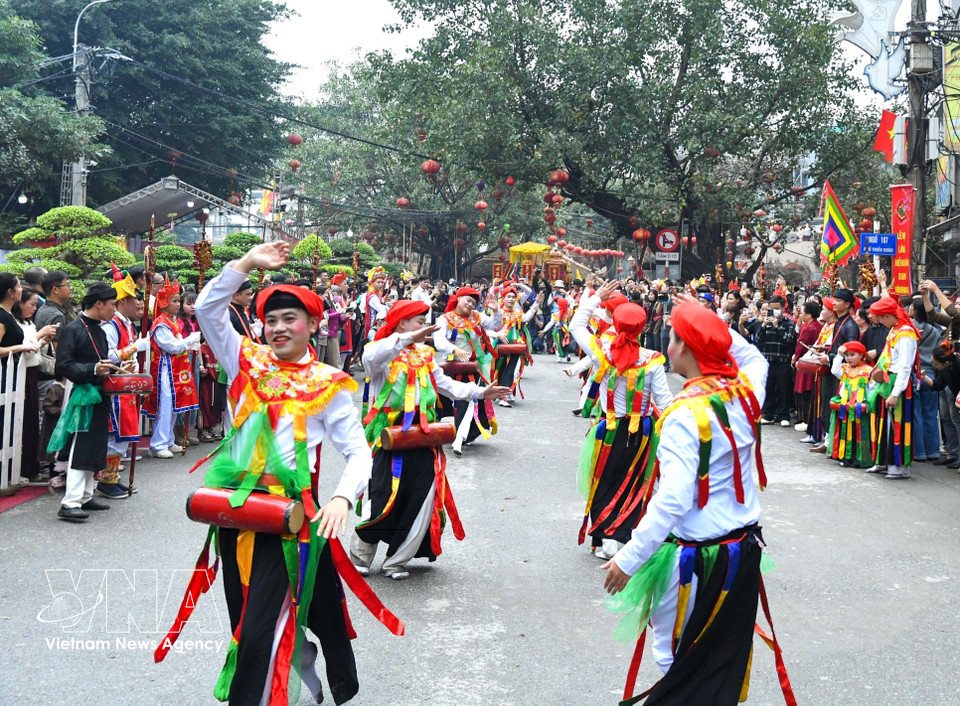 据旧俗，当年“布盖大王”在村中集结义军抗击唐军时，为鼓舞将士士气、营造欢乐氛围，他让士兵男扮女装，身着色彩鲜艳的服装，胸前挂鼓，表演“击鼓”舞蹈。图自越通社