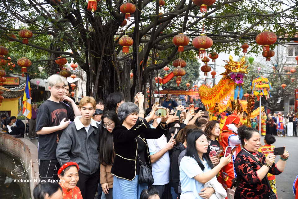 这被视为昔日升龙地区典型的民间舞蹈之一，有助于传承地方传统文化价值。图自越通社