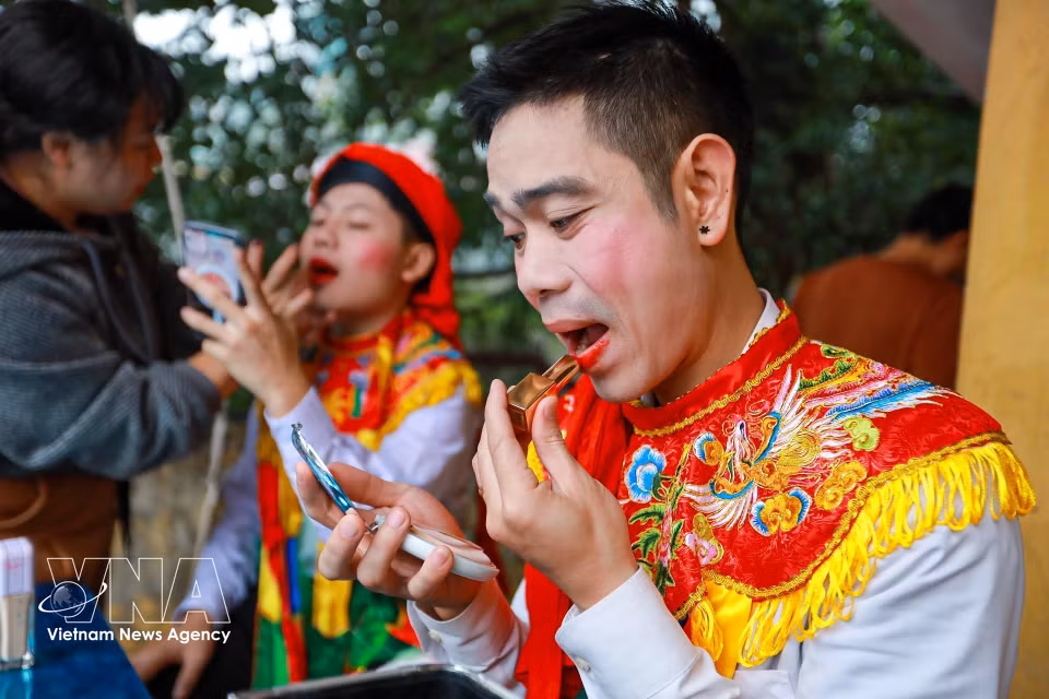 成员们在表演前化妆、整理服装。图自越通社