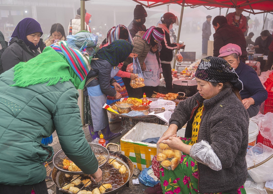 庯告集市每周举办一次，但每周顺延一天，因此其还被称为“庯告顺延集市”。这是河江省同文岩石高原为数不多的独特集市之一。图自越通社