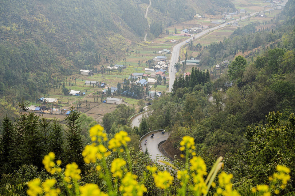 庯告是河江省同文县的一个高原乡，其以如画的自然风光而闻名。这里的夯土房承载着蒙族同胞独特的建筑风格，以及富有民族特色的风俗习惯。图自越通社