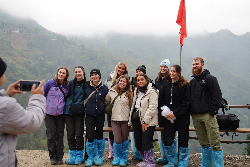 许多游客选择自助旅行的方式前往河江省，亲身体验并了解当地的美景与独特文化。图自越通社