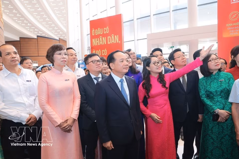 越共中央政治局委员、中央书记处书记、中央宣教与民运部部长郑文决与各位领导、代表参观越南通讯社在2026全国报刊展的展位。图自越通社