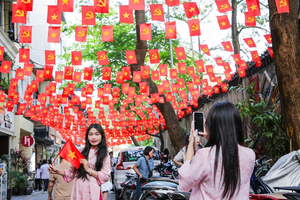 通过国旗形象传播爱国情怀，正在成为年轻人的新热潮。图自越通社
