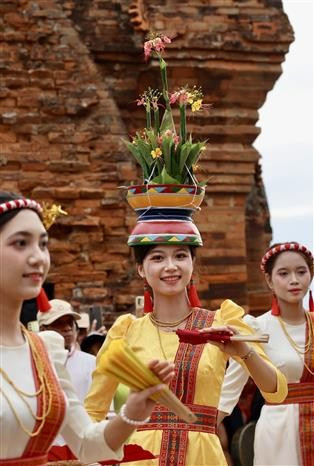 身着节日盛装的占族少女，展现独特的传统舞蹈之美。图自越通社