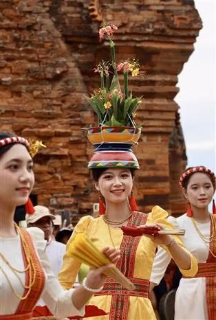 身着节日盛装的占族少女，展现独特的传统舞蹈之美。图自越通社