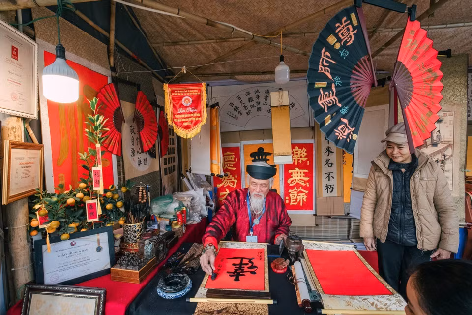 书法家在文庙-国子监的文湖地区挥毫泼墨。图自越通社