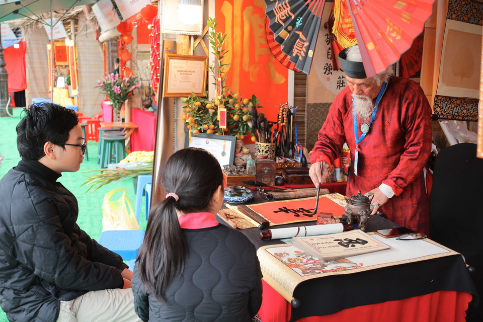 年初求墨宝有助于人们铭记传统价值，祈愿新的一年里万事吉祥。图自越通社