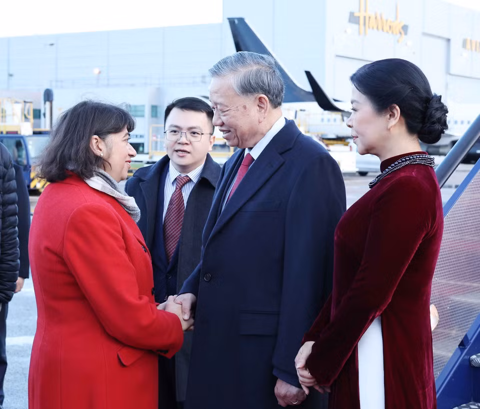 英国政府官员在伦敦斯坦斯特德机场迎接苏林总书记和夫人。图自越通社