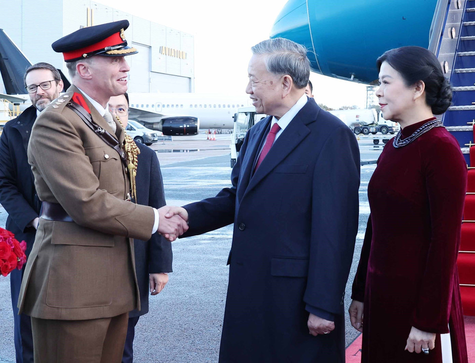 英国政府官员在伦敦斯坦斯特德机场迎接苏林总书记和夫人。图自越通社