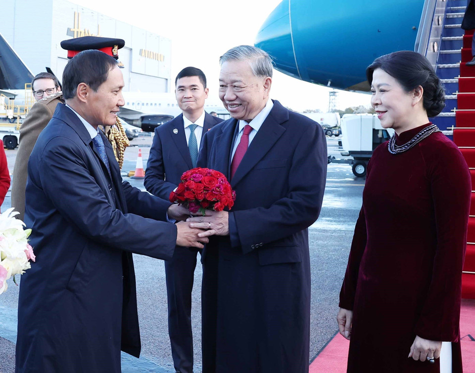 越南驻英国大使馆干部、工作人员以及旅英越南人社区成员在伦敦斯坦斯特德机场迎接苏林总书记和夫人。图自越通社