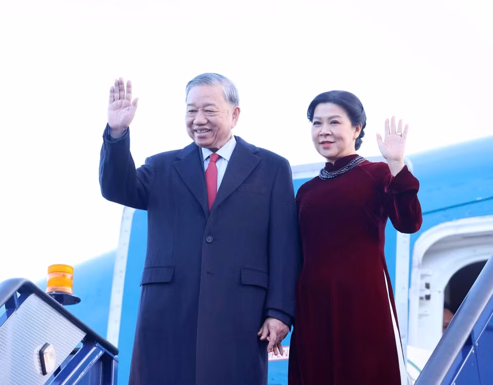 越共中央总书记苏林与夫人率领越南高级代表团抵达英国首都伦敦，正式开始对英国和北爱尔兰联合王国的正式访问。图自越通社